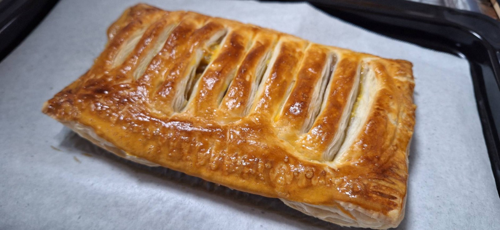 焼き上がった四角いアップルパイ