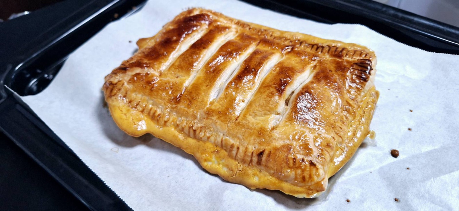 こんがり焼き色のついたアップルパイ。中にカスタードクリームを挟んでいる