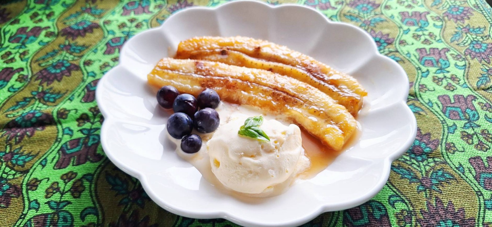焼きバナナにブルーベリーとアイスを添えたデザート