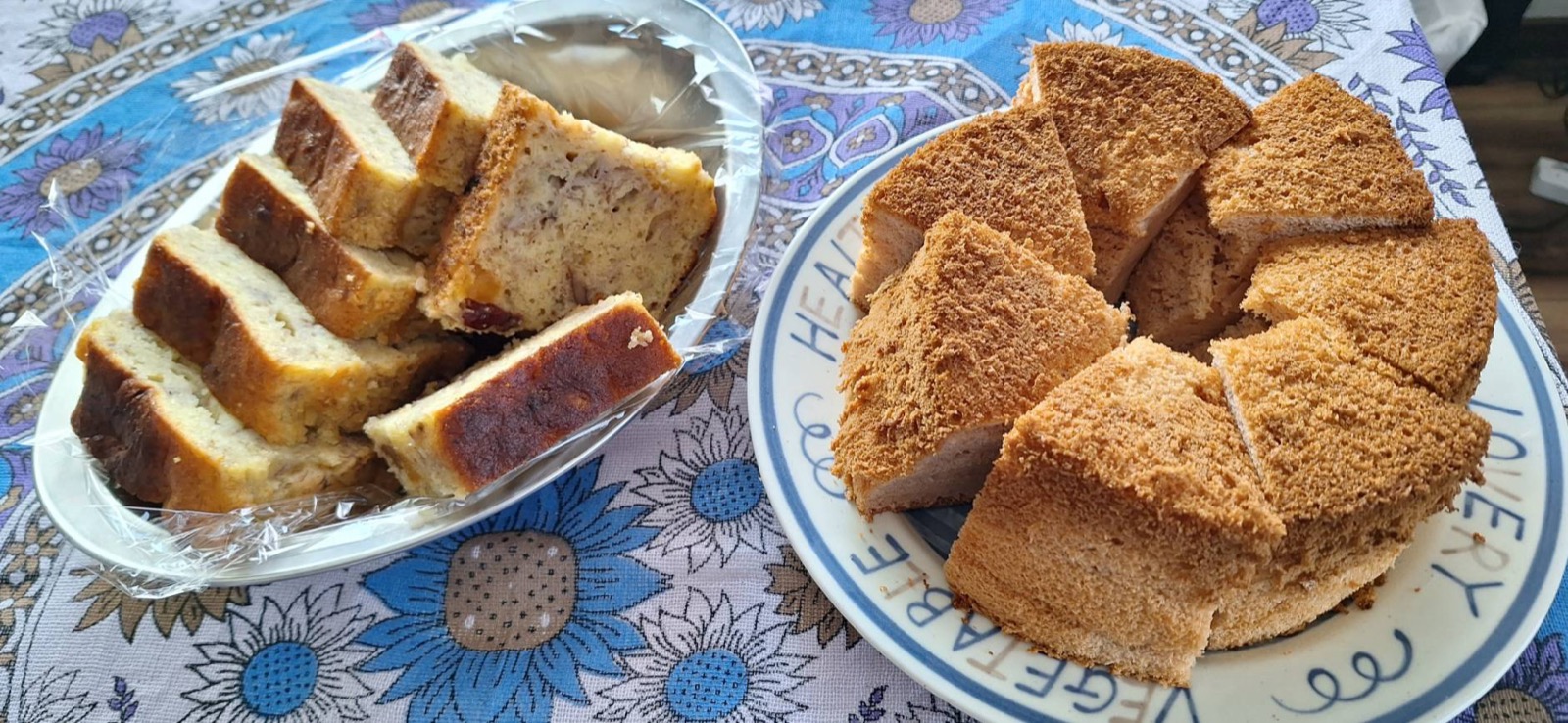 スライスしたバナナケーキとシフォンケーキ