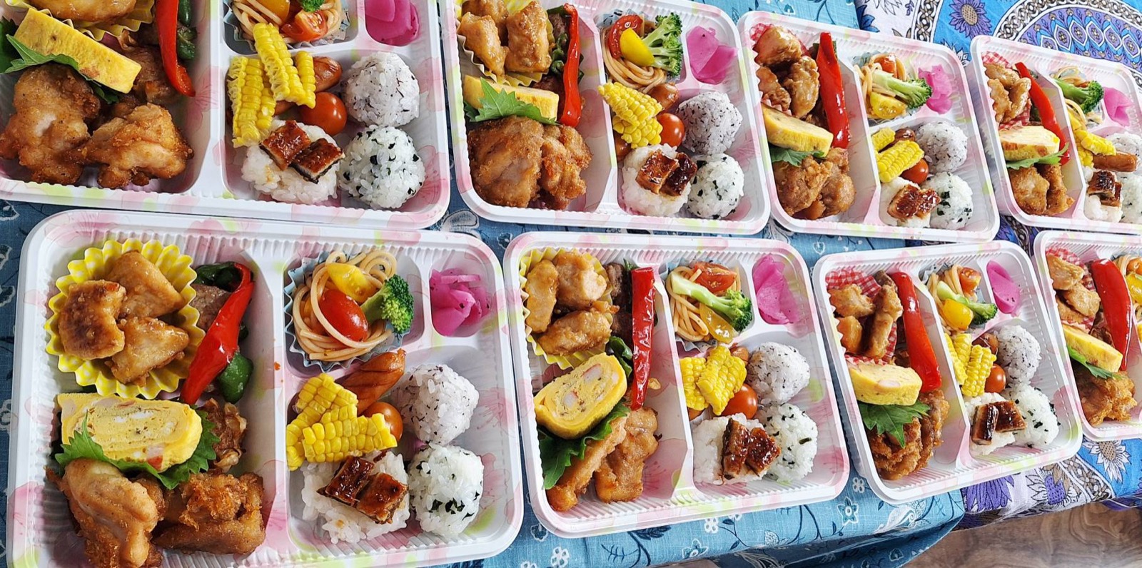 唐揚げやうなぎ、コーンなどが並んだお弁当10個