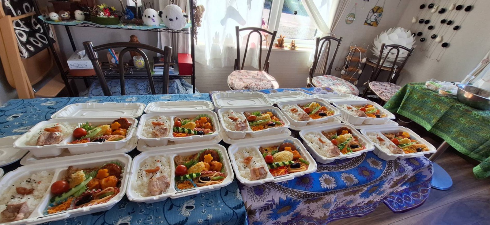 テーブルにずらりと並んだ11個のお弁当