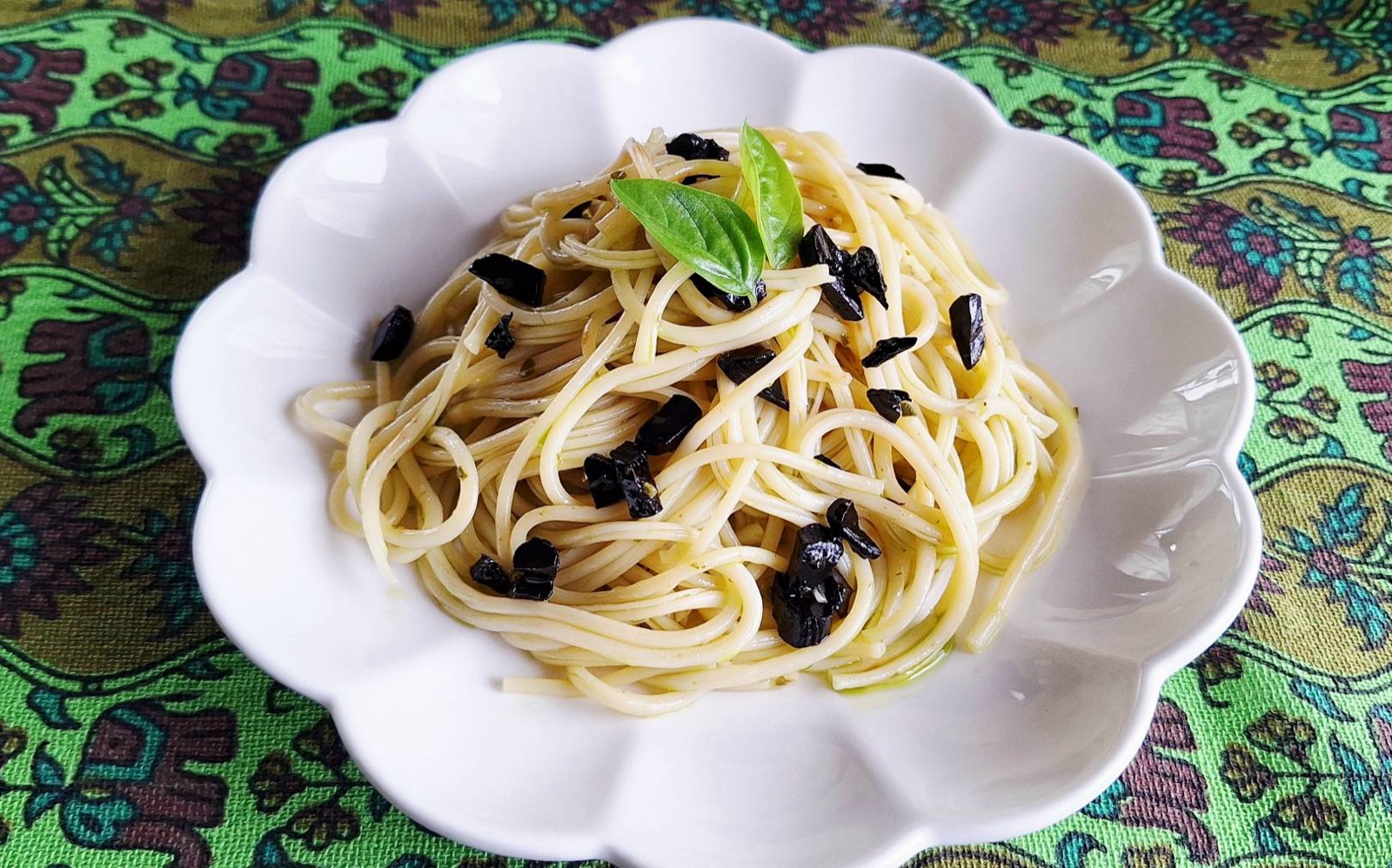 黒ニンニクをのせたジェノベーゼパスタ