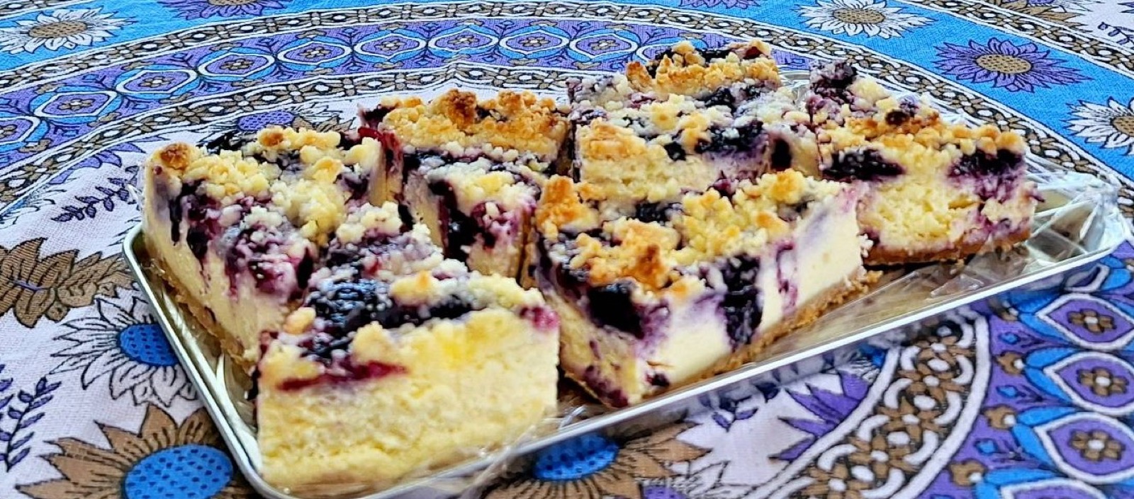 カットして並べたブルーベリーチーズケーキ、断面のブルーベリーがよく見えるアップ