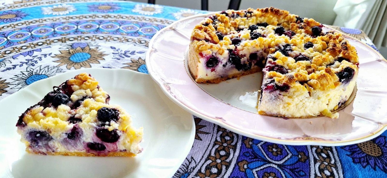お皿に取り分けたブルーベリークリームチーズケーキの一切れ