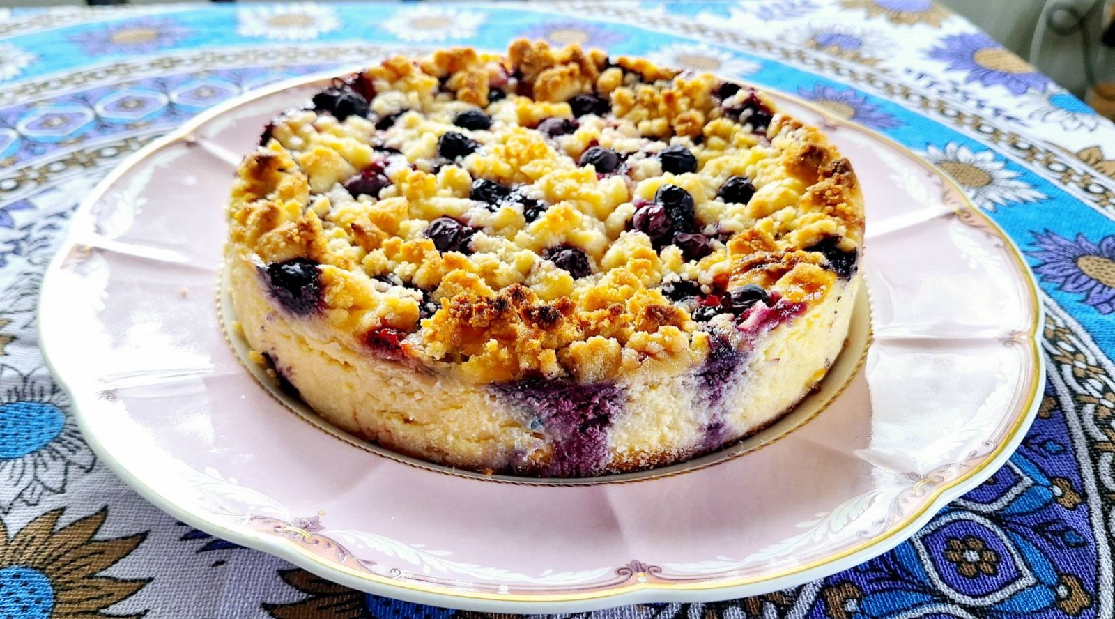 ブルーベリーがたっぷりのったクリームチーズケーキ、一切れカットした状態