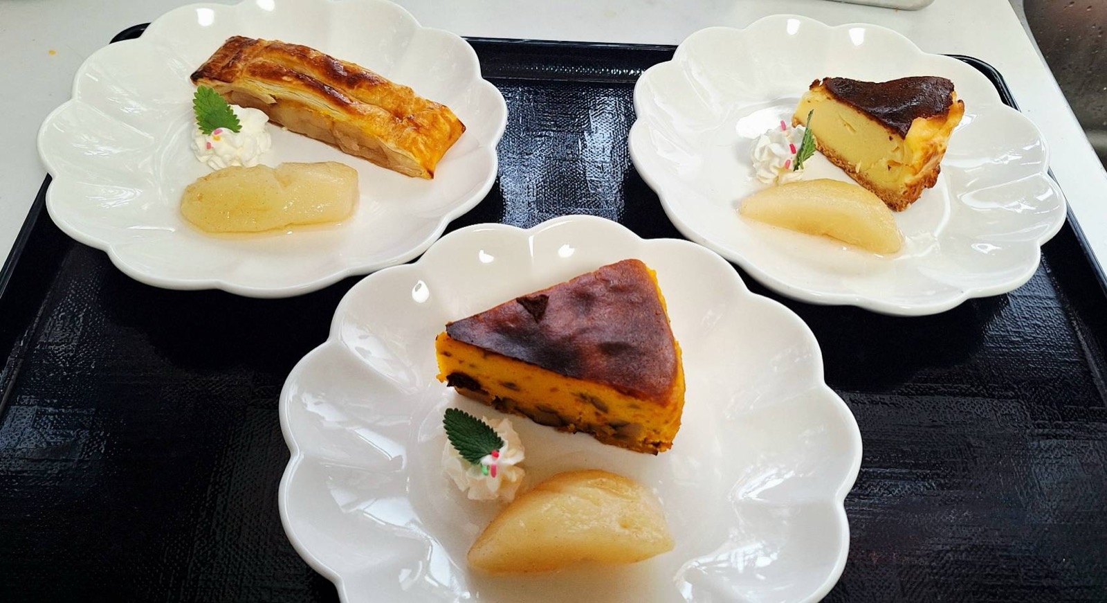 アップルパイとチーズケーキ、カボチャケーキに梨のコンポートを添えた3皿