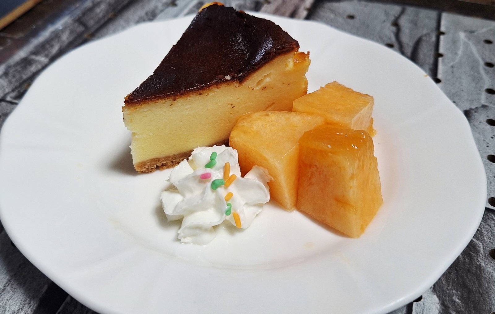 メロンを添えたベイクドチーズケーキ