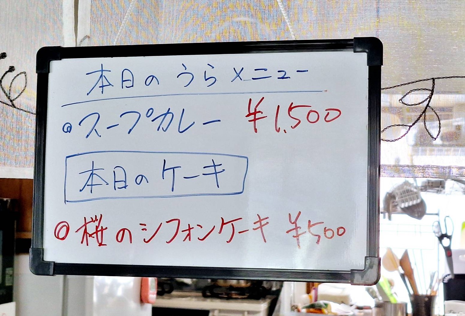 型から出したばかりの焼きたてシフォンケーキ