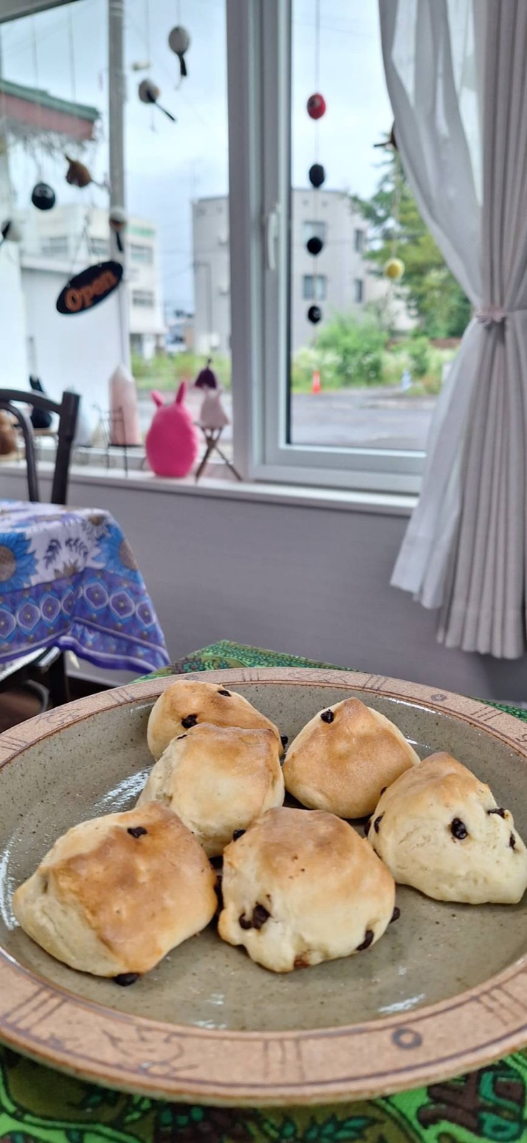 窓辺の席に置かれた、焼きたてのチョコチップスコーン5個