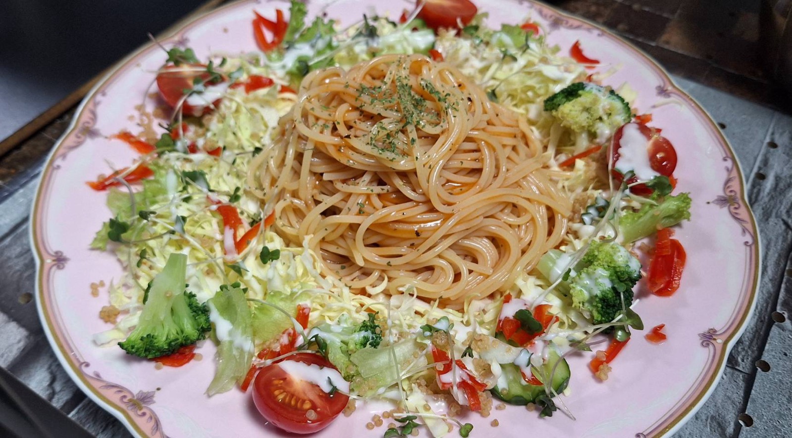 彩り野菜をたっぷり添えた冷製パスタ