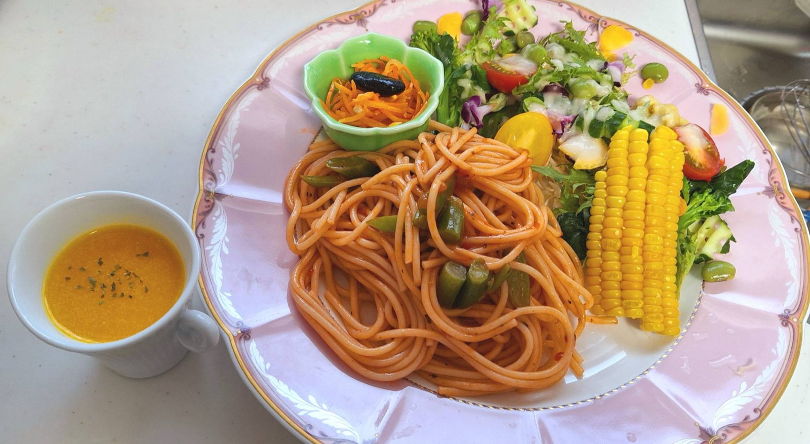 彩り野菜とコーン添えの冷製パスタ、かぼちゃスープ付き