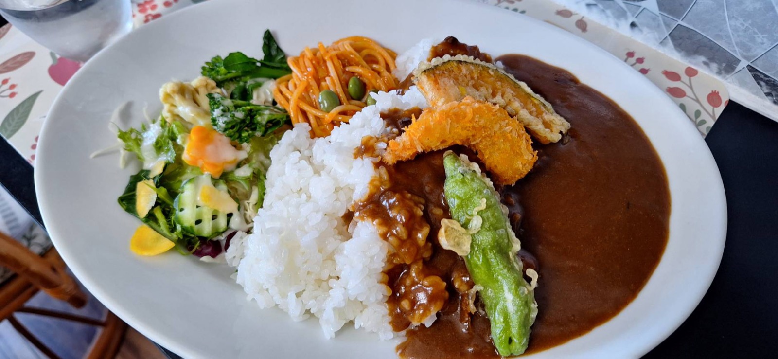 夏野菜の天ぷらをのせたカレーとサラダのプレート