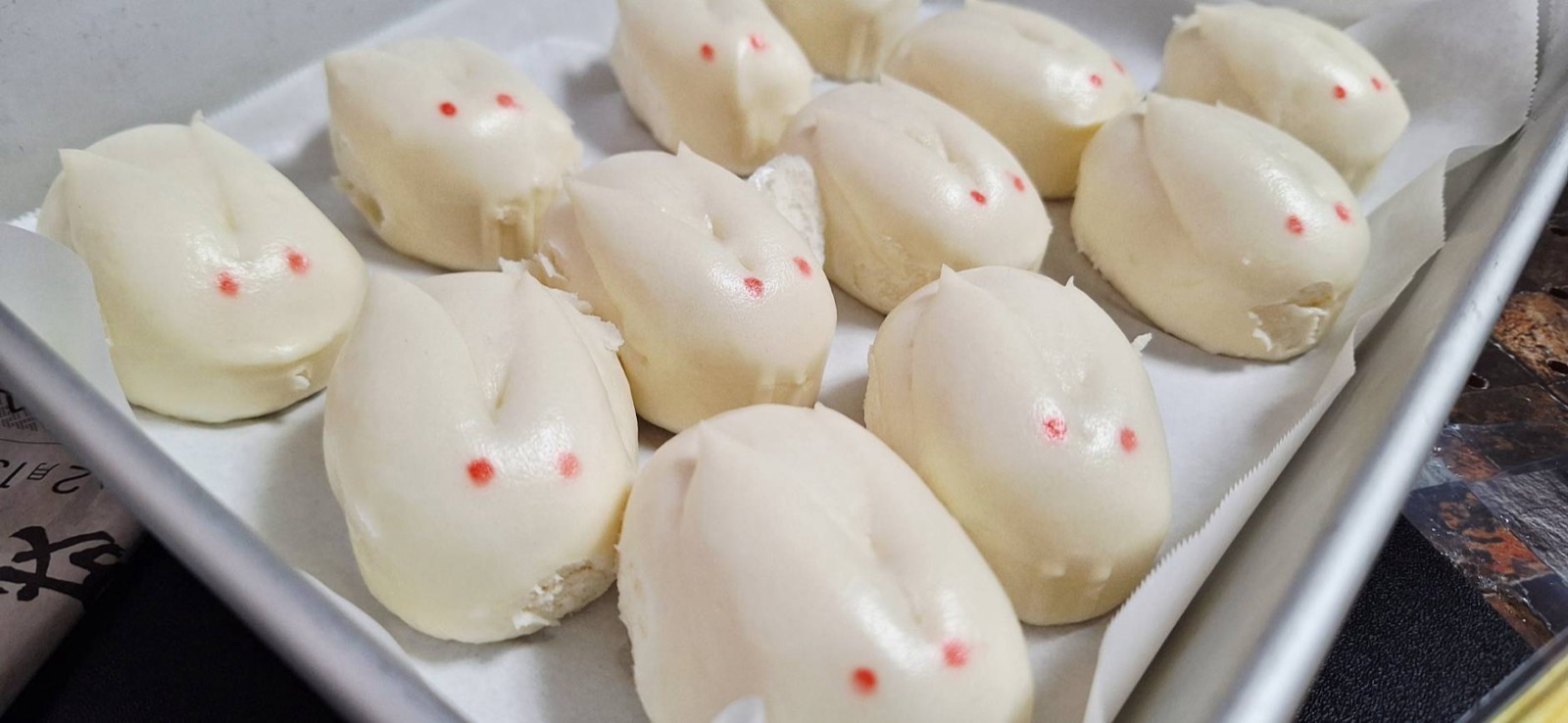 ウサギの形にした可愛らしい白い上生菓子