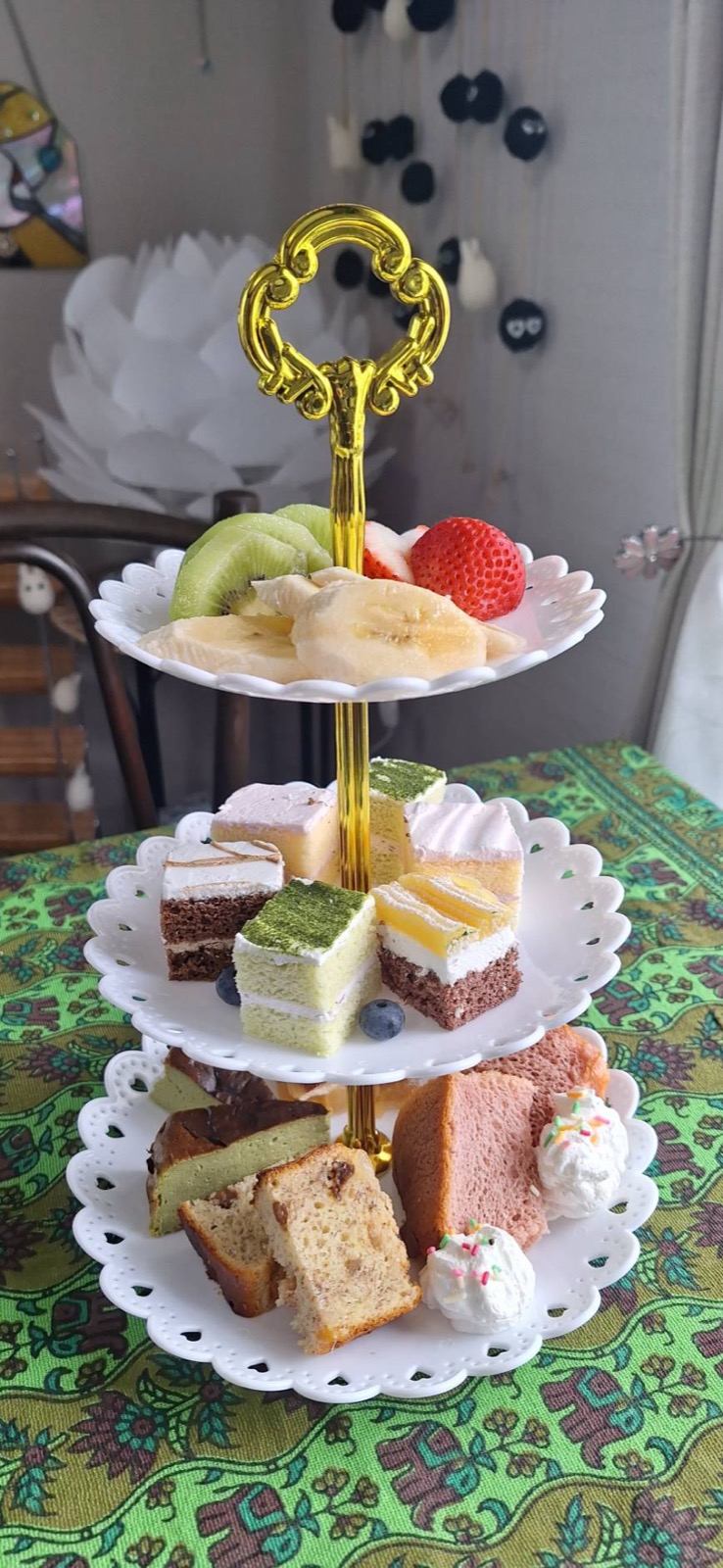 三段スタンドに並んだシフォンケーキや抹茶のケーキなど手作りデザートとフルーツ