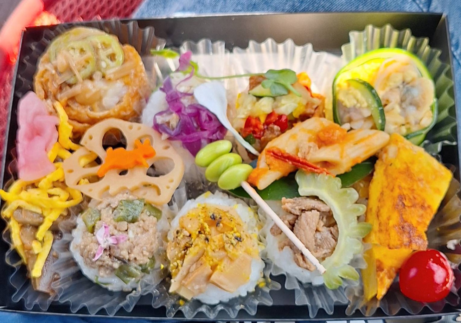 色とりどりの具がのったミニサイズのおむすびが並んだお弁当