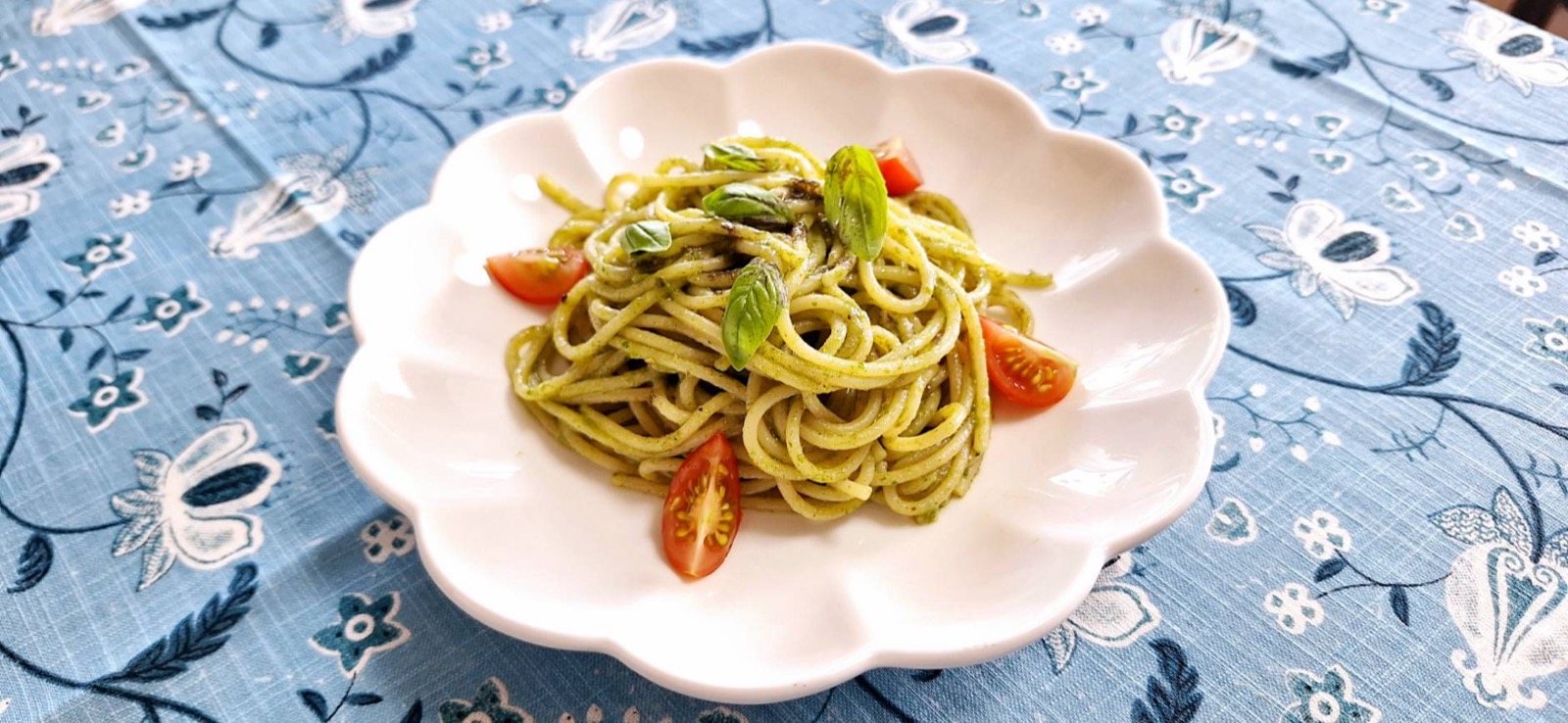 自家製バジルソースのジェノベーゼパスタ、ミニトマトとバジルの葉を添えたもの