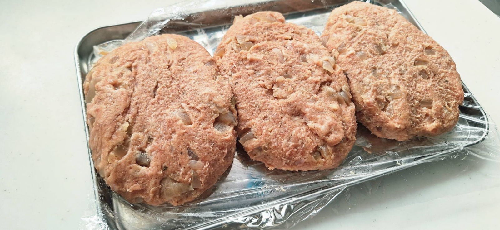 バットに並んだ大きめのハンバーグの種3個