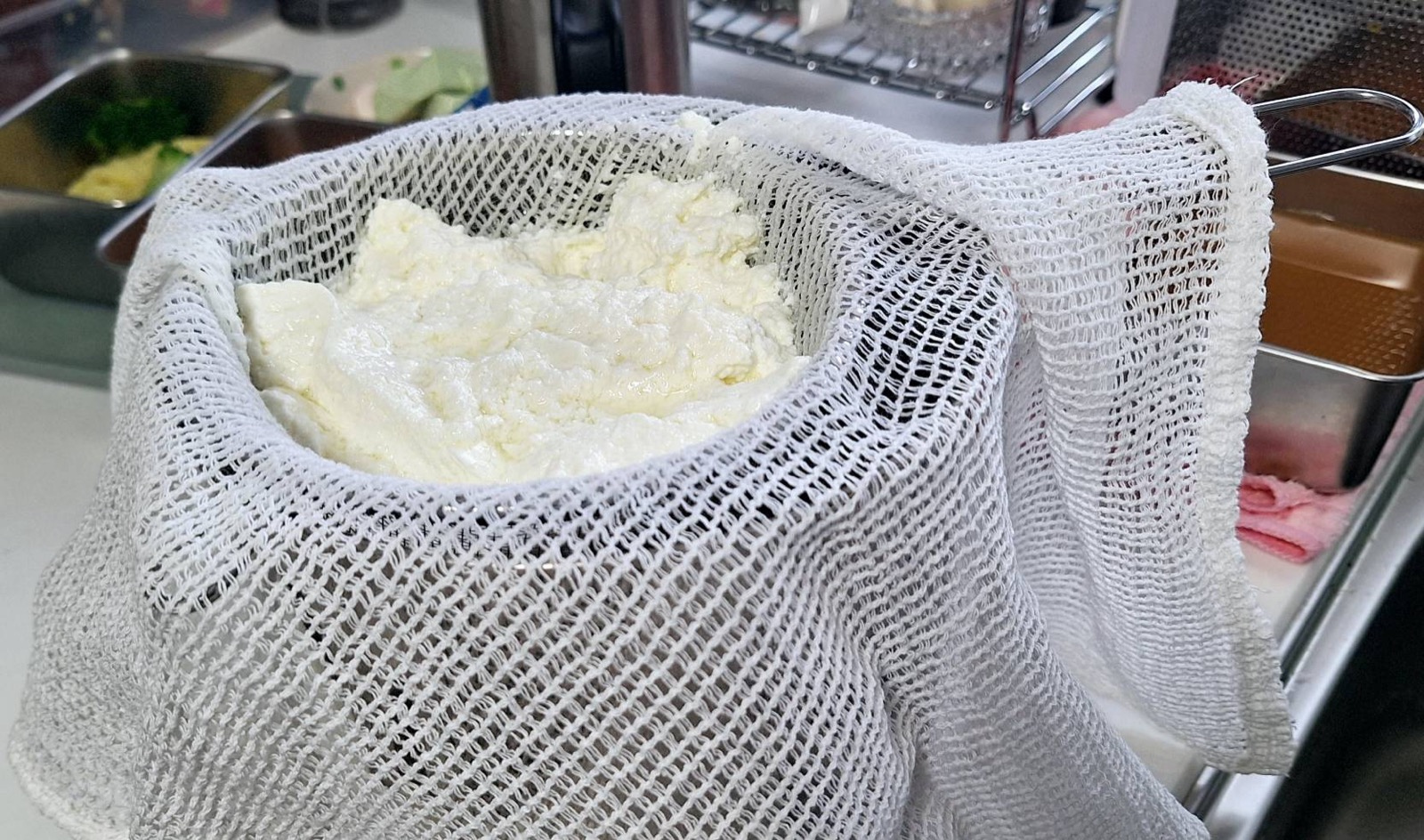 さらしの布で水切り中の自家製チーズ