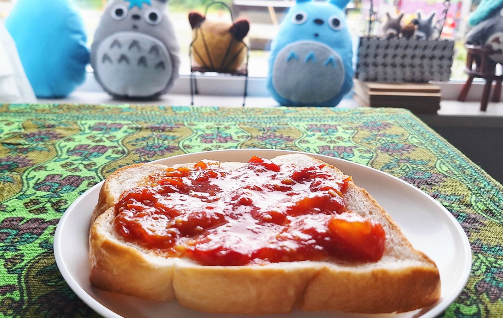 ミニトマトジャムをたっぷり塗ったトースト