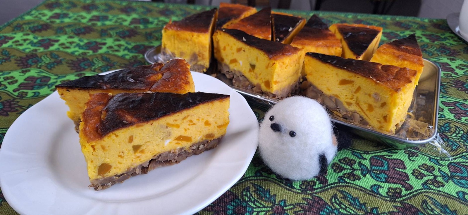カボチャの実感をしっかり残したカボチャケーキ、下には甘く煮た栗