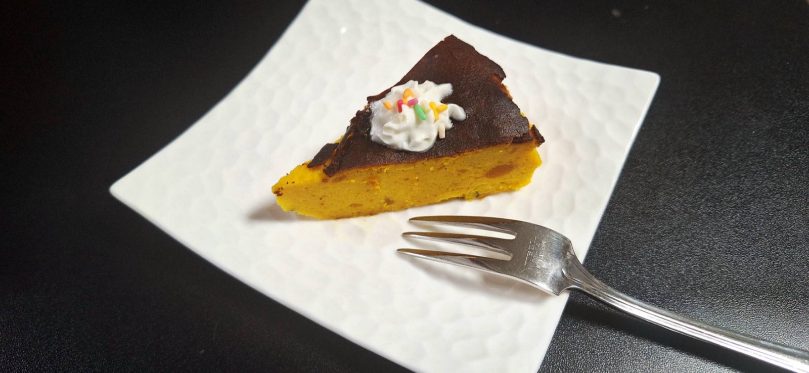一切れ取り分けたカボチャのチーズケーキ