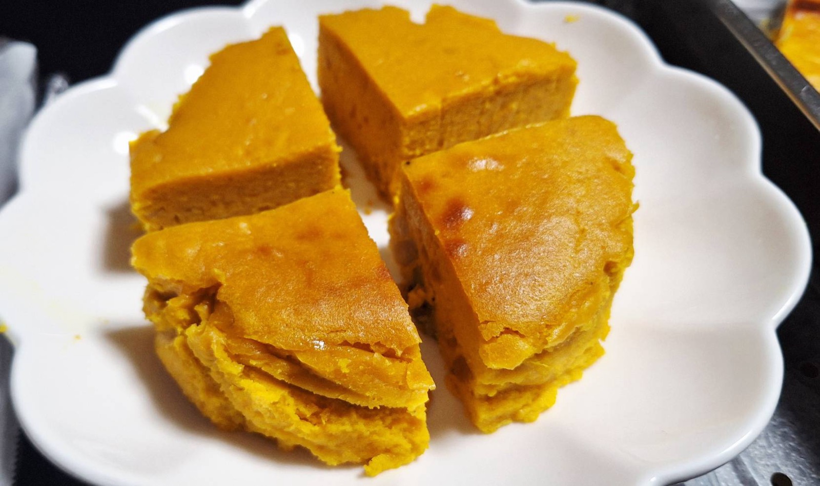 カットしたカボチャと栗のコラボケーキ