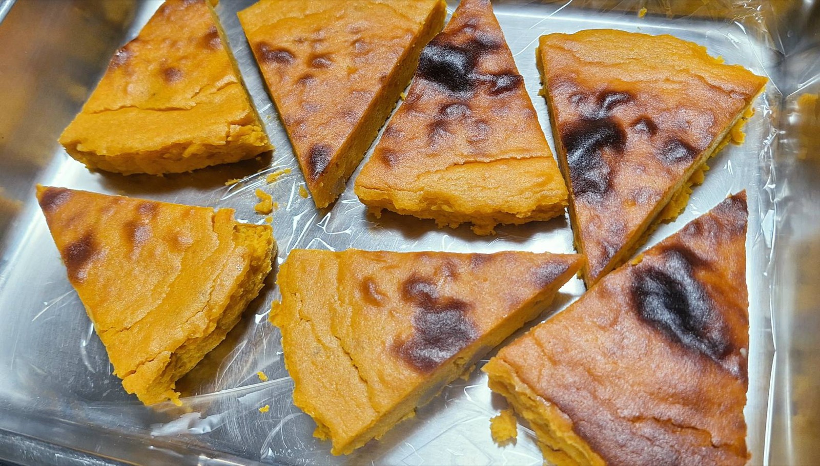 三角形にカットしたカボチャと栗のコラボケーキ、焼き色付き