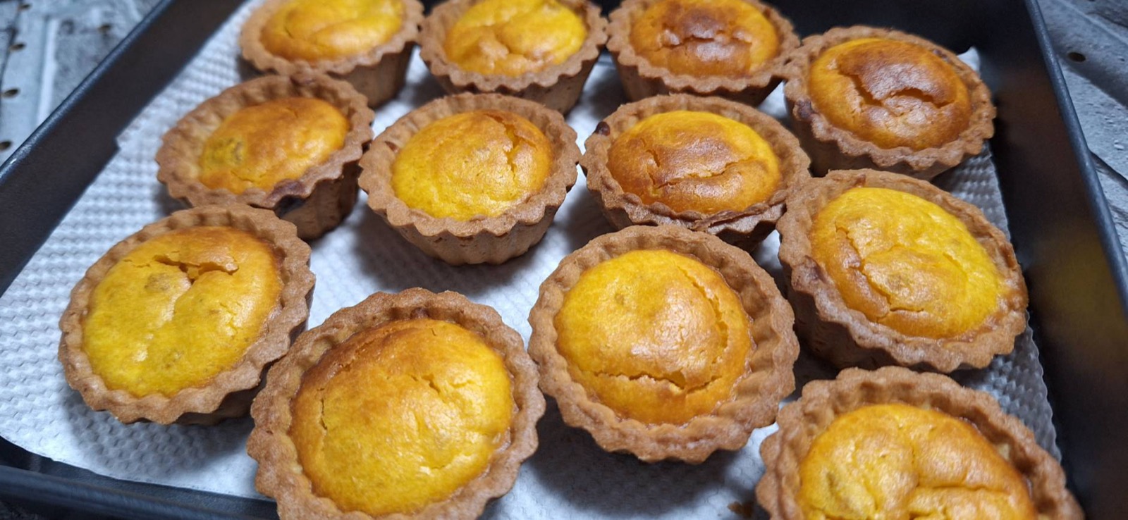 小さなカップに入った一口サイズのカボチャケーキが並んでいる