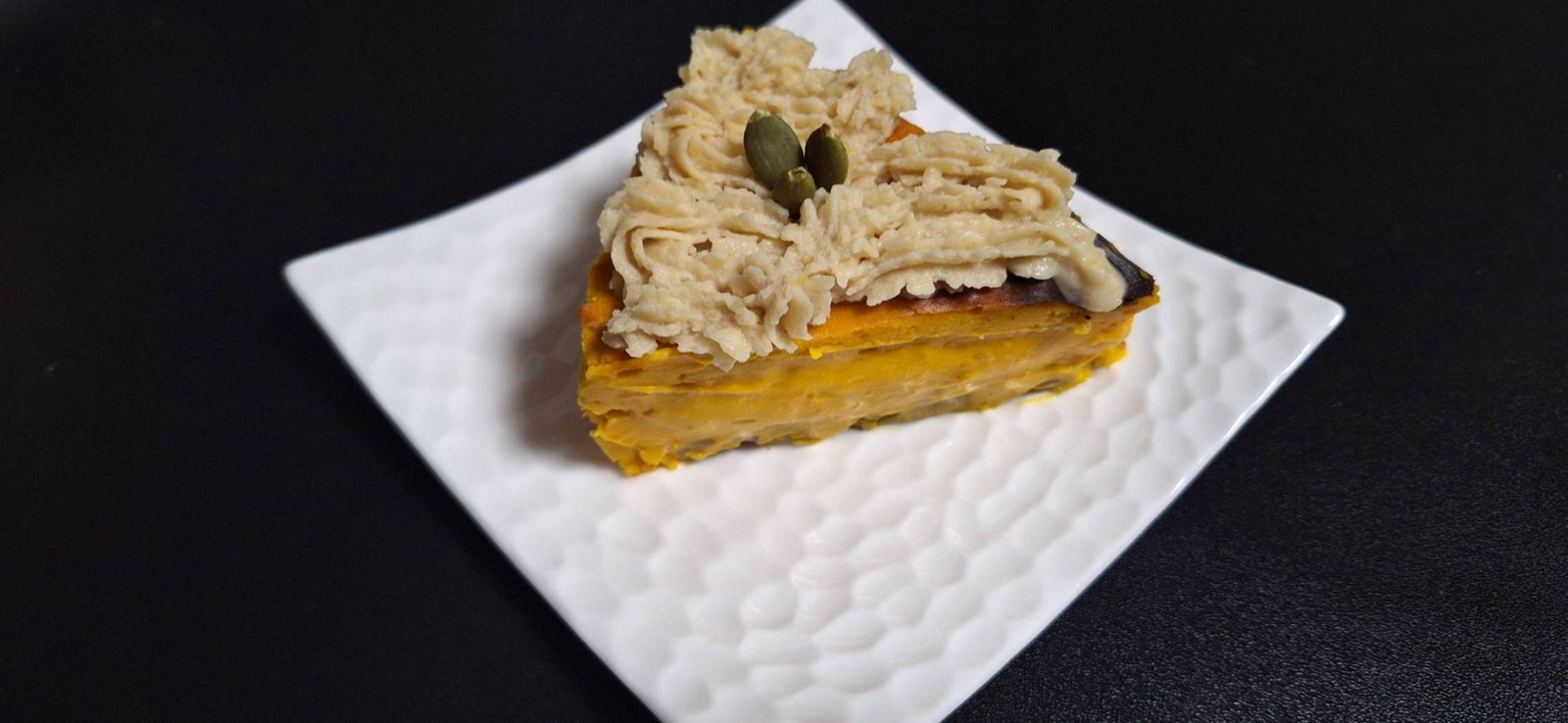 栗のモンブランクリームを絞ったカボチャケーキの一切れ