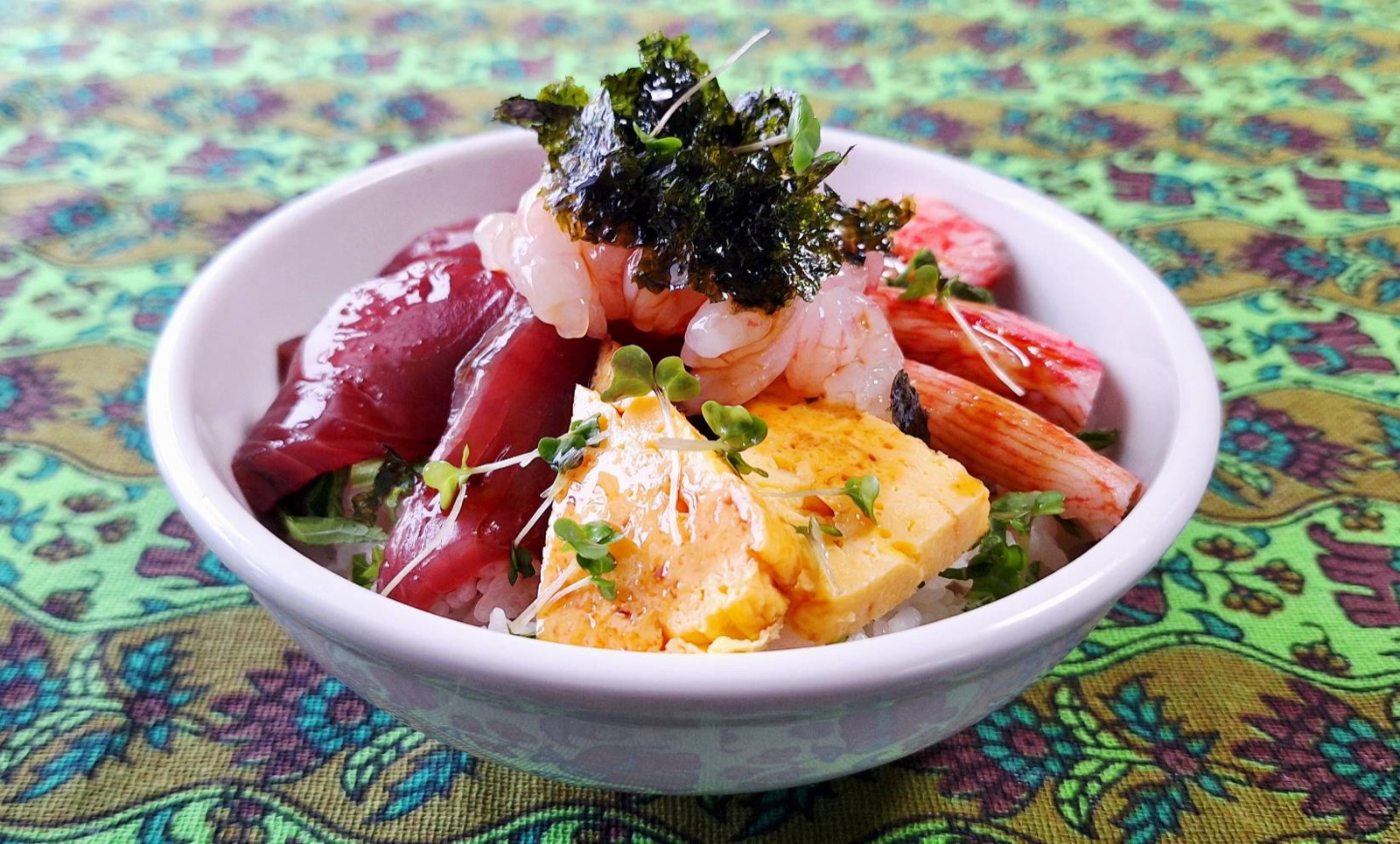 マグロ、エビ、カニカマ、出汁巻き卵がのった海鮮丼