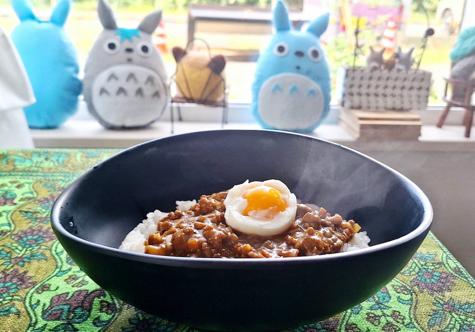 半熟卵をのせたキーマカレー