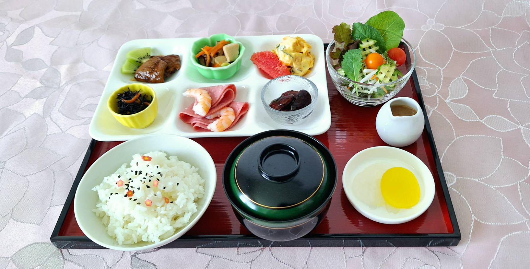 小鉢のおかず・ごはん・お味噌汁・サラダがお盆にのった日替わりランチ