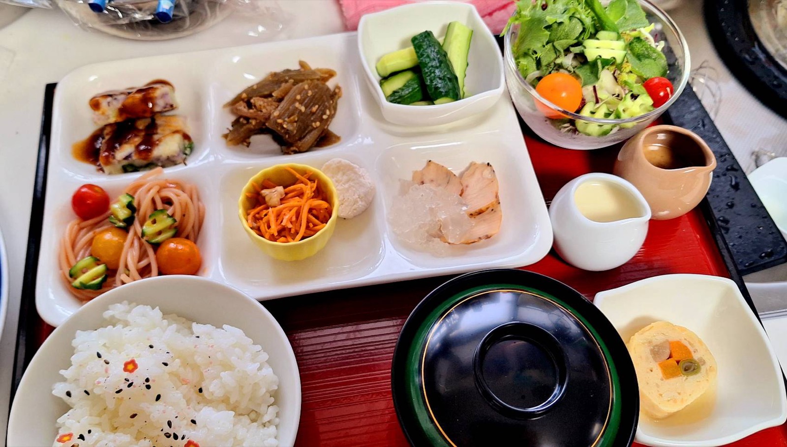 ご飯・サラダ・ナポリタン・きんぴら・きゅうり漬けなど副菜が並ぶワンプレートランチ