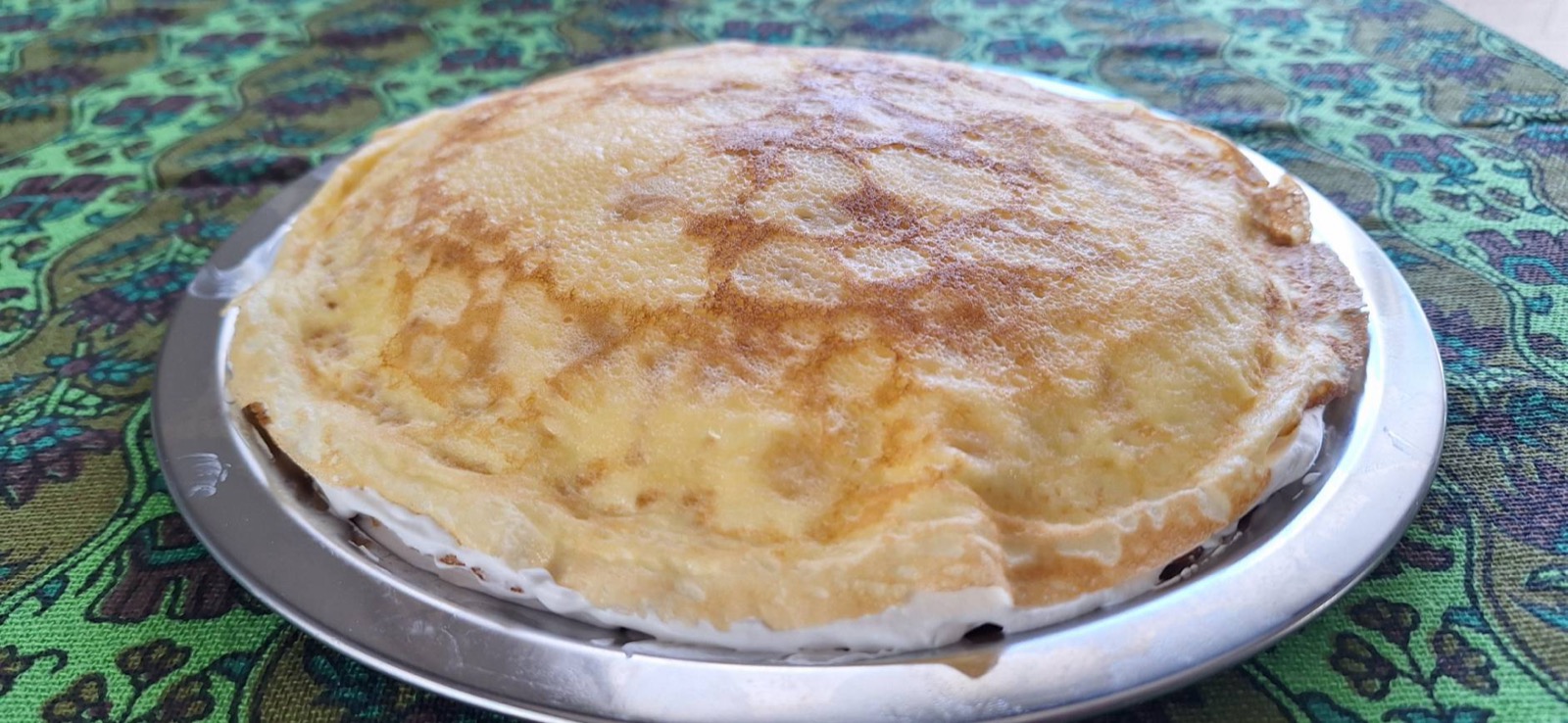 型から出したままのミルクレープケーキ