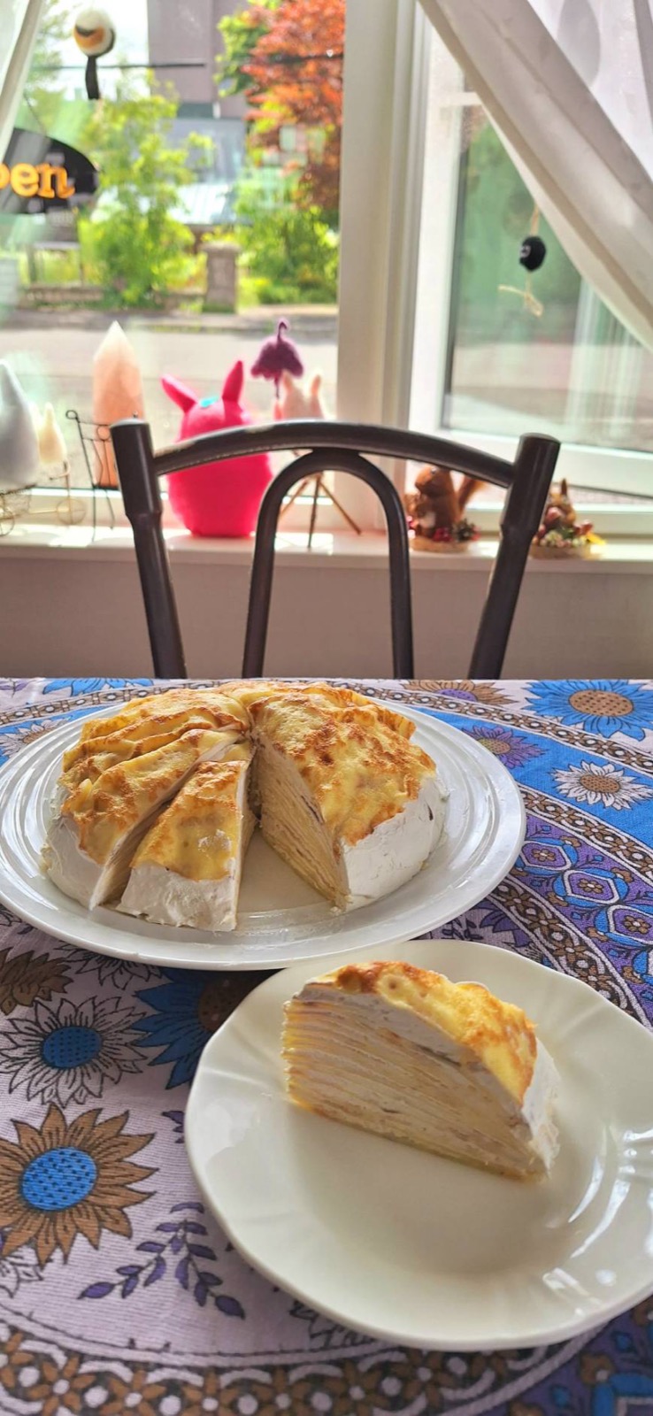 切り分けたミルクレープケーキと、一切れを取り分けたお皿
