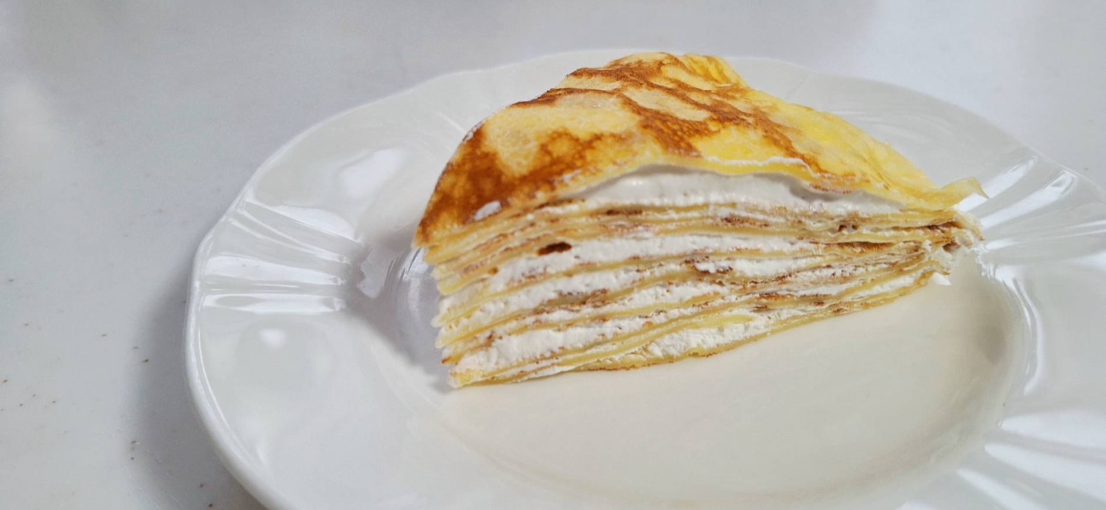 切り分けたミルクレープケーキの一切れ