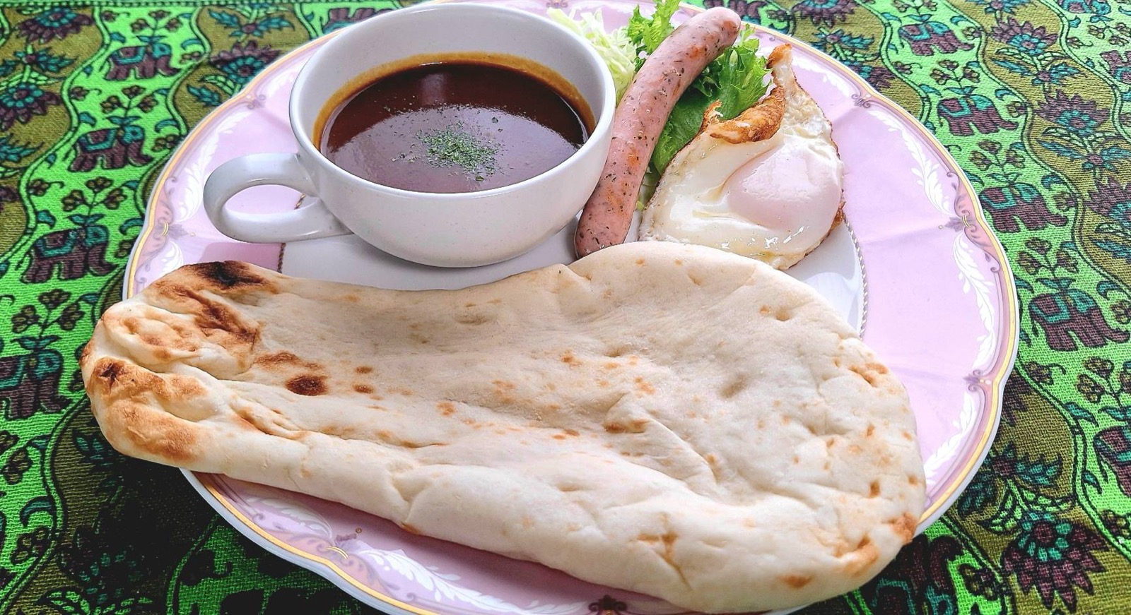 ナンとカレー、ソーセージ、目玉焼きのセット