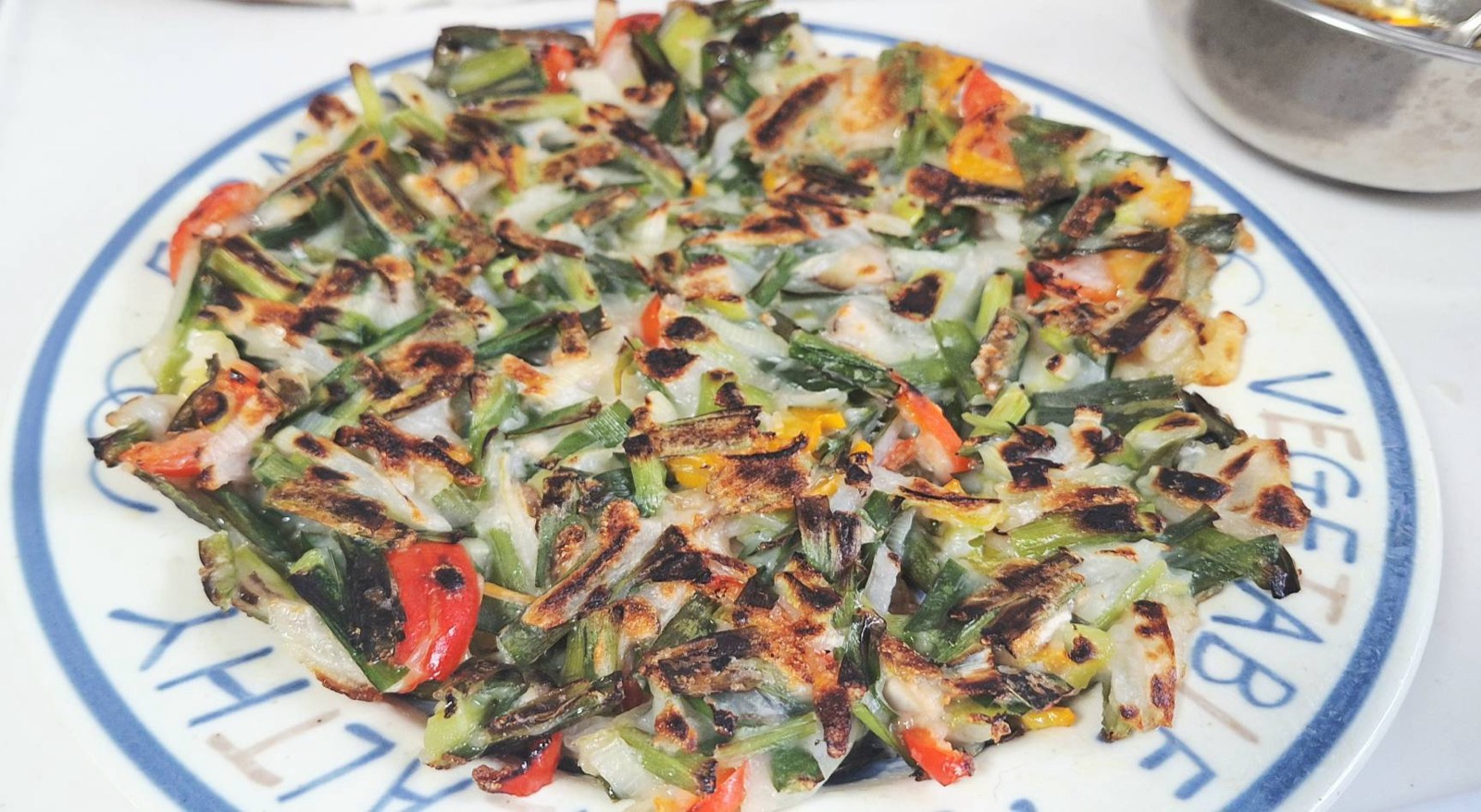 こんがり焼き色のついたニラともやしのチヂミ