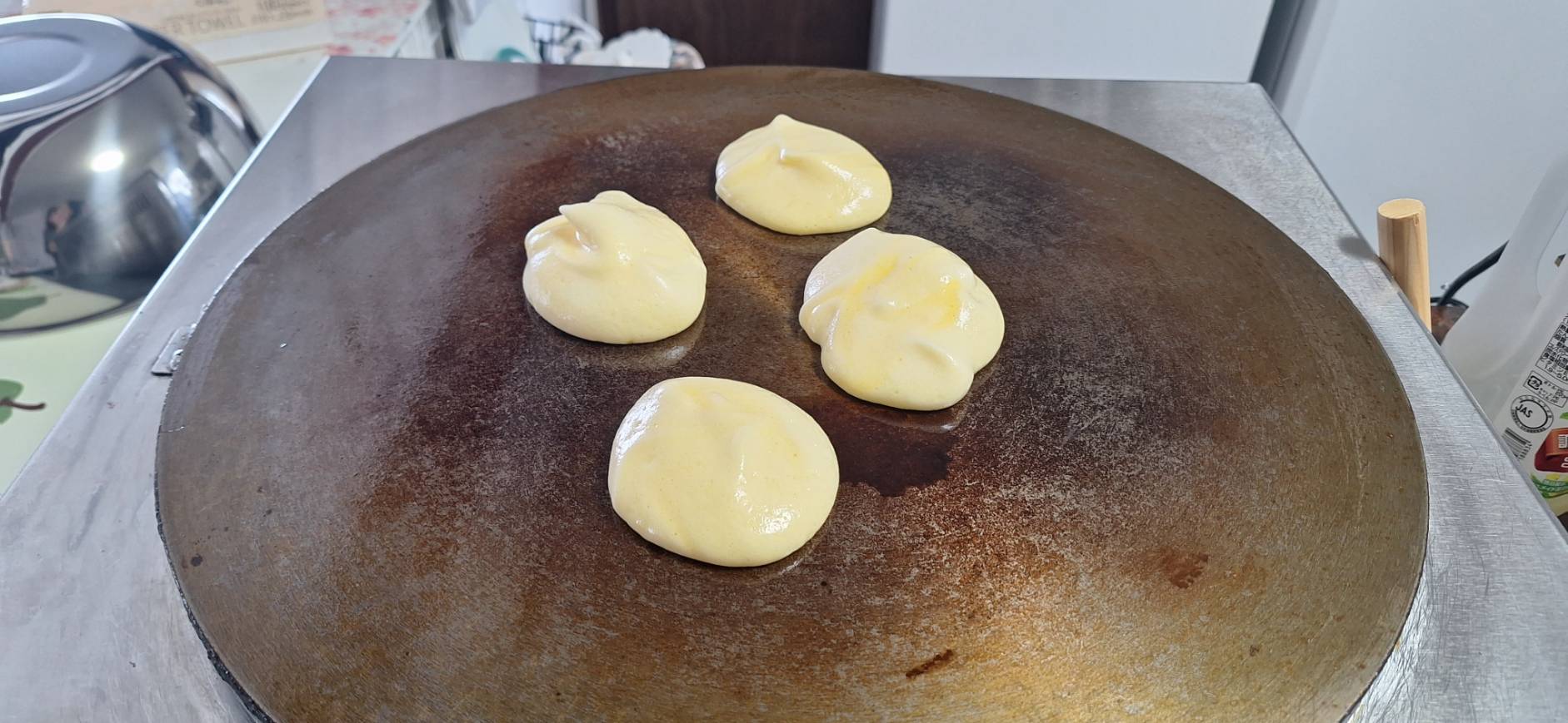 クレープ台で焼くパンケーキ