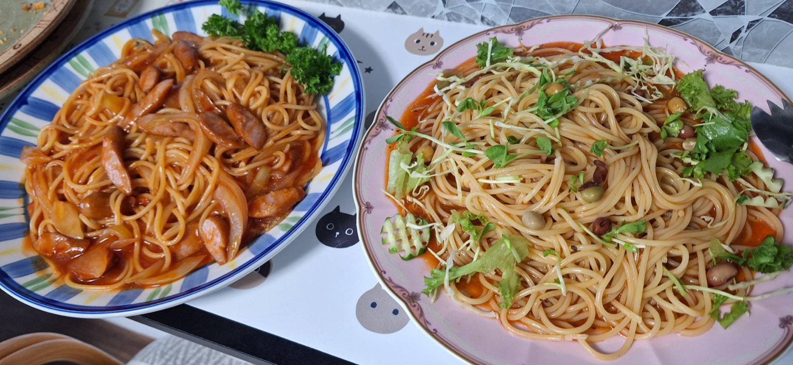 ナポリタンと冷製パスタが大皿2枚に盛られている