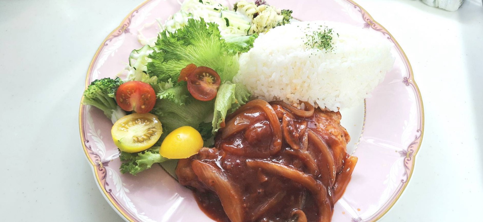 サラダとライスを添えたポークチャップ定食