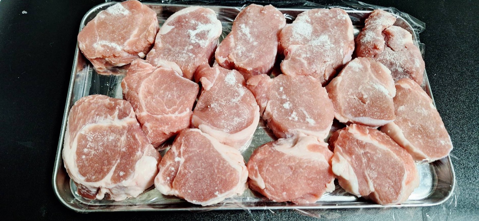 バットに並んだ一口カツ用の豚肉