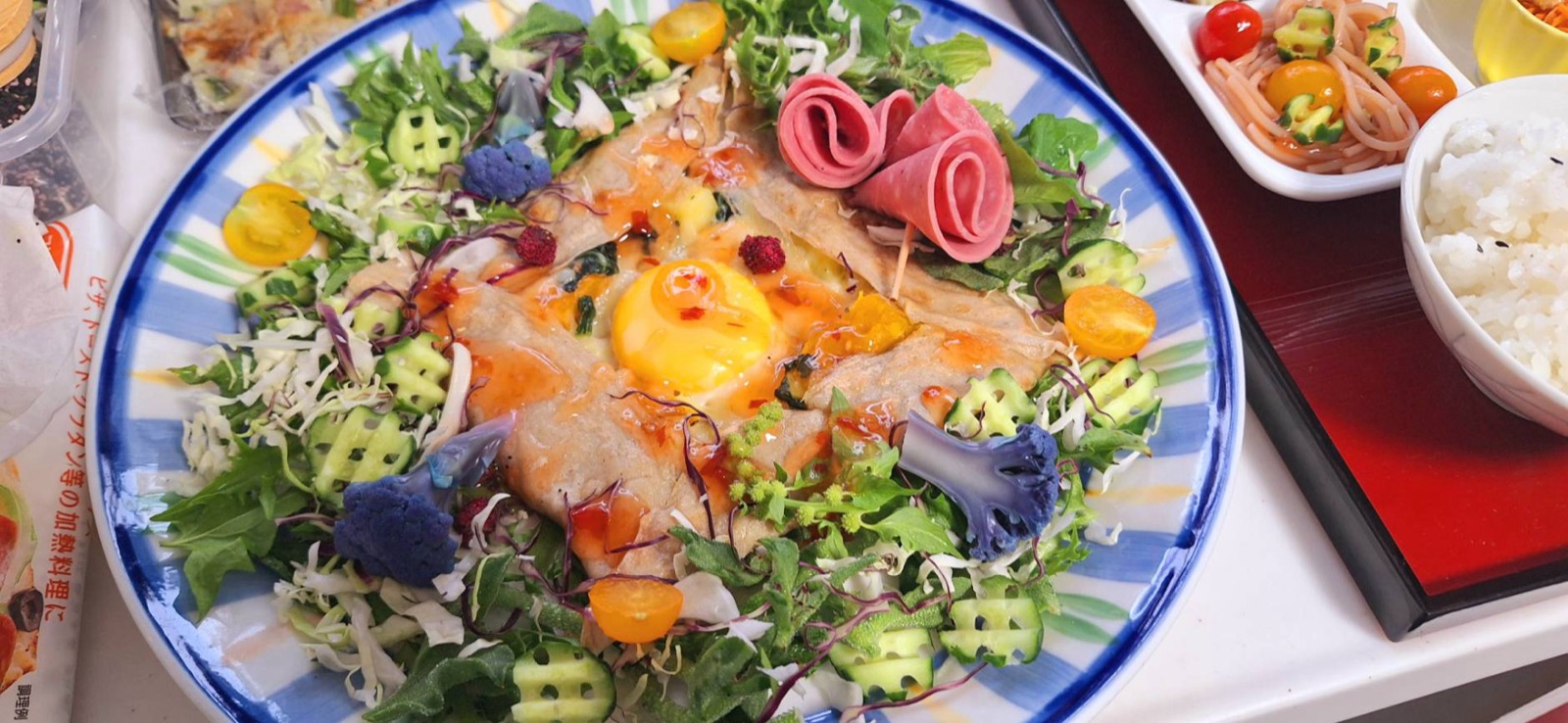 そば粉のガレット、半熟卵と生ハム、彩り野菜添え