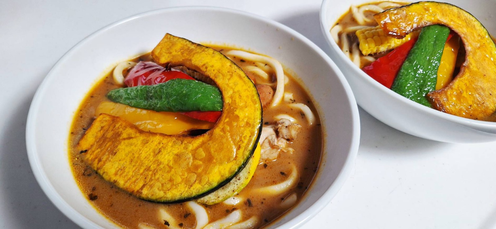 かぼちゃなど素揚げ野菜がのったスープカレーうどん2皿