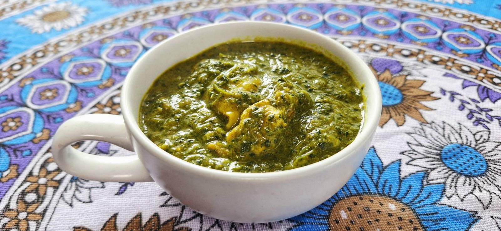 チキン入りのホウレン草カレー