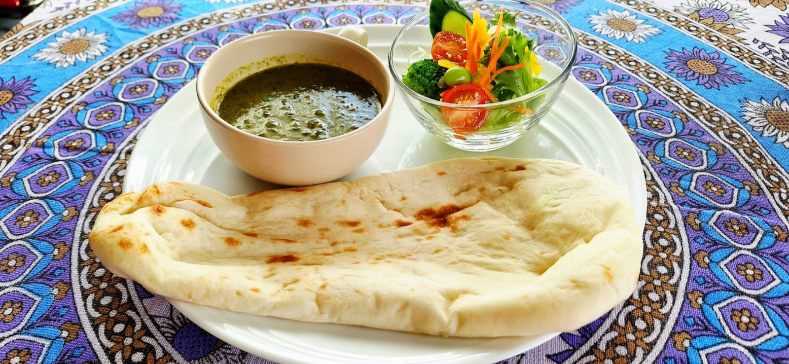 ホウレン草グリーンカレーとサラダ、ナンのセット