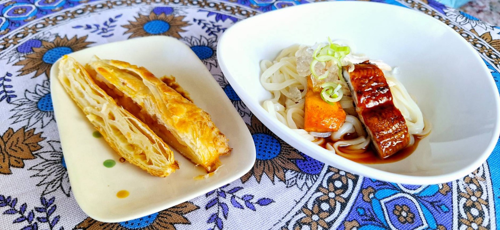 端切れのアップルパイと、ウナギと温玉をのせたうどんの店主の朝食