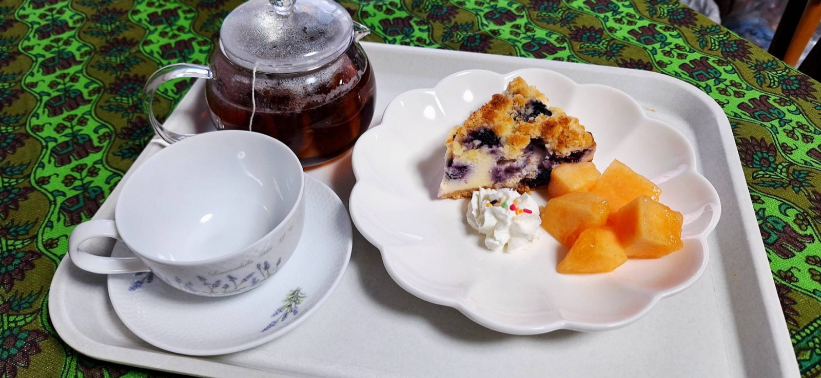 紅茶とブルーベリーチーズケーキ、メロンのスイーツセット