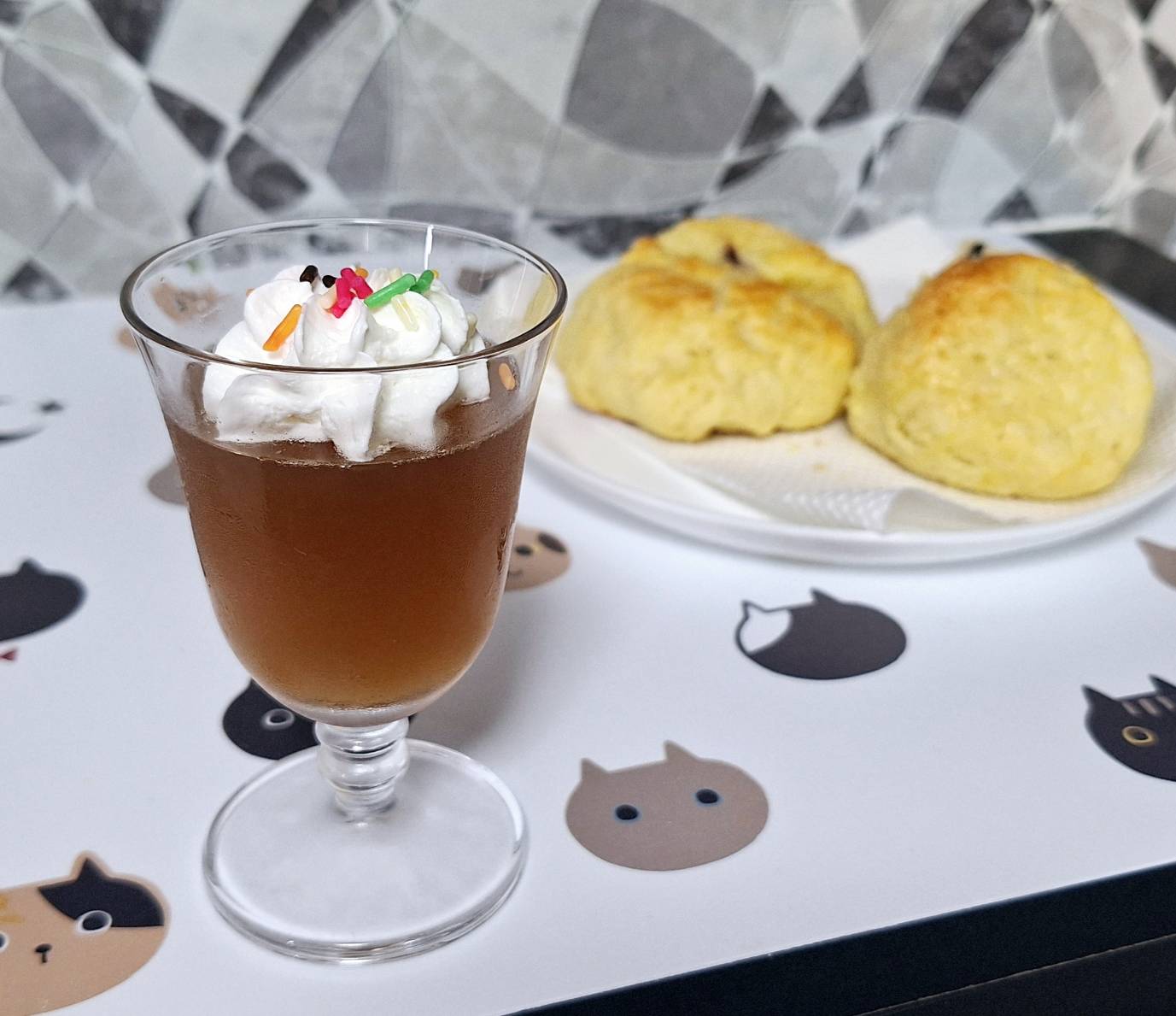 紅茶ゼリーとスコーン
